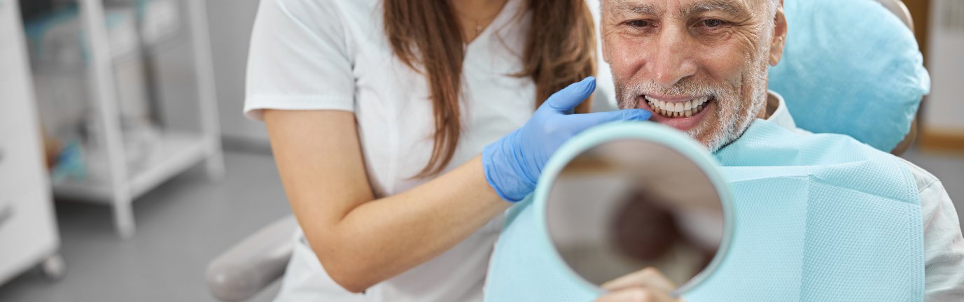 Paziente anziano dal dentista si sottopone ad un controllo degli impianti dentali